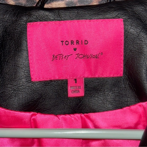 TORRID BETSEY JOHNSON BLACK FAUX LEATHER LEOPARD TRIM MOTO JACKET Size1 - Picture 4 of 11